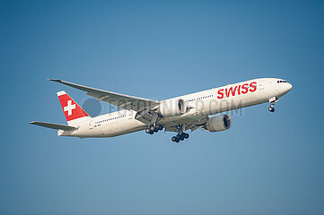 Singapur  Republik Singapur  Boeing 777-300 Passagierflugzeug der Swiss Airlines im Landeanflug auf den Flughafen Changi