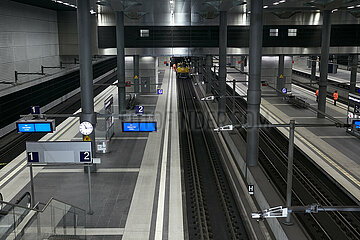 Berlin  Deutschland - Blick auf die Gleise und leeren Bahnsteige im Tiefgeschoss des Berliner Hauptbahnhofes.