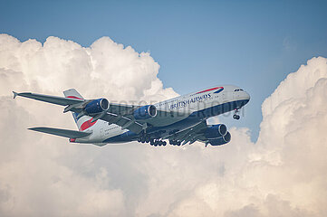 Singapur  Republik Singapur  Airbus A380 Passagierflugzeug der British Airways im Landeanflug auf den Flughafen Changi