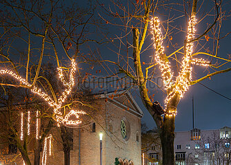 Berlin  Deutschland - Weihnachtsbeleuchtung am Leopoldplatz in Berlin-Wedding