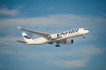 Singapur  Republik Singapur  Airbus A350-900 Passagierflugzeug der Finnair im Landeanflug auf den Flughafen Changi