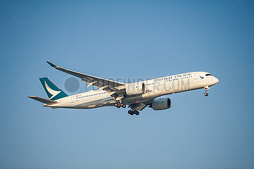 Singapur  Republik Singapur  Airbus A350-900 Passagierflugzeug der Cathay Pacific Airways im Landeanflug auf den Flughafen Changi