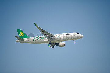 Singapur  Republik Singapur  Airbus A320 Passagierflugzeug der Spring Airlines im Landeanflug auf den Flughafen Changi