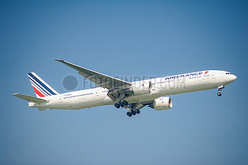 Singapur  Republik Singapur  Boeing 777-300 Passagierflugzeug der Air France im Landeanflug auf den Flughafen Changi