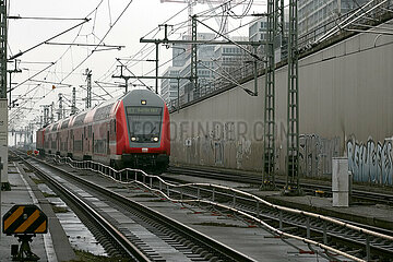 Berlin  Deutschland - Einfahrt eines Regionalexpresses aus Norden ueber den Tunnelzulauf zum Tiefgeschoss des Berliner Hauptbahnhofes.