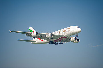 Singapur  Republik Singapur  Airbus A380 Passagierflugzeug der Emirates Airline im Landeanflug auf den Flughafen Changi
