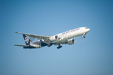 Singapur  Republik Singapur  Boeing 777-300ER Passagierflugzeug der Air New Zealand im Landeanflug auf den Flughafen Changi
