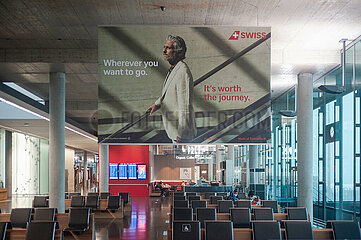 Zuerich  Schweiz  Wartehalle im Abflugbereich des Terminal Dock E auf dem Flughafen Zuerich