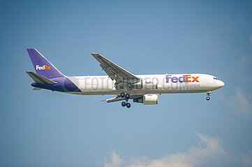 Singapur  Republik Singapur  Boeing 767-300F Frachtflugzeug der FedEx Express im Landeanflug auf den Flughafen Changi