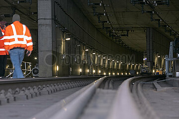 Berlin  Deutschland - Blick auf die Gleise und den leeren Rechtecktunnel in suedlicher Richtung zum Tiefgeschoss des Berliner Hauptbahnhofes.