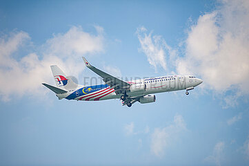 Singapur  Republik Singapur  Boeing 737-800 Passagierflugzeug der Malaysia Airlines im Landeanflug auf den Flughafen Changi