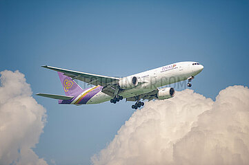 Singapur  Republik Singapur  Boeing 777-200 Passagierflugzeug der Thai Airways im Landeanflug auf den Flughafen Changi