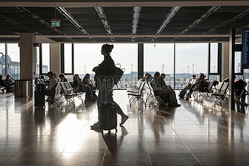 Berlin  Deutschland  Innenaufnahme Abflugbereich Terminal 1 am Flughafen Berlin-Brandenburg International BER