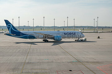Berlin  Deutschland  Norse Atlantic Airways Boeing 787-9 Dreamliner Passagierflugzeug auf dem Flughafen Berlin Brandenburg BER