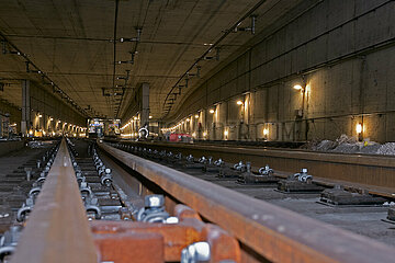 Berlin  Deutschland - Blick auf die Gleise und den leeren Rechtecktunnel in suedlicher Richtung zum Tiefgeschoss des Berliner Hauptbahnhofes.