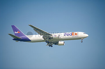Singapur  Republik Singapur  Boeing 767-300F Frachtflugzeug der FedEx Express im Landeanflug auf den Flughafen Changi