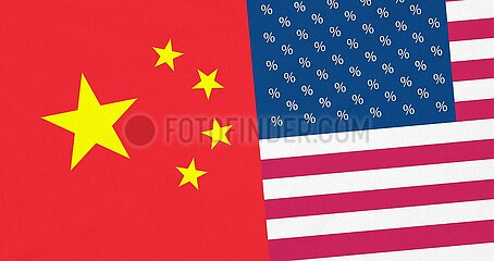 Flagge der Volksrepublik China neben manipulierter Flagge der USA