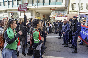 Spannung in Marseille: Die Polizei trennt pro-palästinensische Demonstrantinnen von einer Gruppe jüdischer Frauen  die der Opfer vom 7. Oktober gedenken