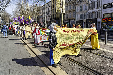 Kurdische Frauen demonstrieren in Marseille zum Internationalen Frauentag