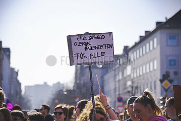 Demonstranten in Hannover am 08.03.2025 zum Feministischen Kampftag