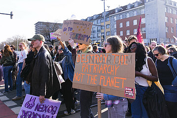 Demonstranten in Hannover am 08.03.2025 zum Feministischen Kampftag