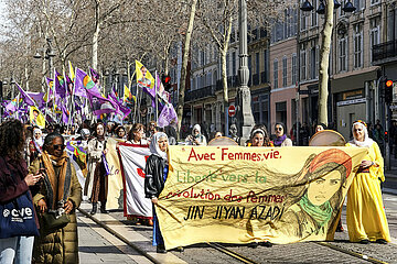 Kurdische Frauen demonstrieren in Marseille zum Internationalen Frauentag
