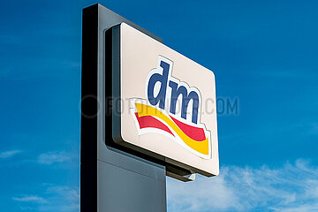 Firmenschild an einem dm Markt in Schleswig