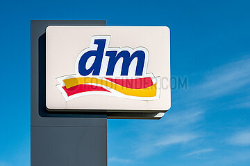 Firmenschild an einem dm Markt in Schleswig