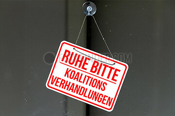 Symbolisches Fensterschild RUHE BITTE KOALITIONSVERHANDLUNGEN