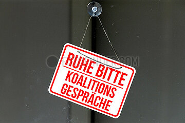 Symbolisches Fensterschild RUHE BITTE KOALITIONSGESPAECHE
