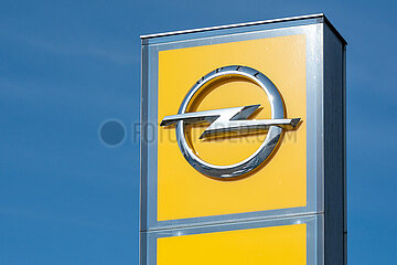 Schild einer Opel Niederlassung in Schleswig