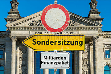 Symbolische Schilder Sondersitzung - Milliarden Finanzpaket