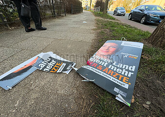 Deutschland  Bremen - Demoliertes Wahlplakat der kremlfreundlichen Partei BSW  nach der Bundestagswahl 2025  bei der sie knapp an der Fuenfprozenthuerde scheiterte