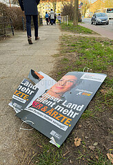 Deutschland  Bremen - Demoliertes Wahlplakat der kremlfreundlichen Partei BSW  nach der Bundestagswahl 2025  bei der sie knapp an der Fuenfprozenthuerde scheiterte