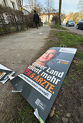 Deutschland  Bremen - Demoliertes Wahlplakat der kremlfreundlichen Partei BSW  nach der Bundestagswahl 2025  bei der sie knapp an der Fuenfprozenthuerde scheiterte