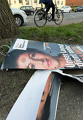 Deutschland  Bremen - Demoliertes Wahlplakat der kremlfreundlichen Partei BSW  nach der Bundestagswahl 2025  bei der sie knapp an der Fuenfprozenthuerde scheiterte