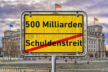 Symbolisches Ortsschild 500 Milliarden - Schuldenstreit