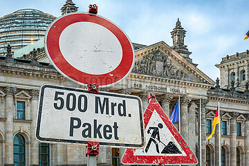 Symbolische Schilder 500 Mrd. Paket