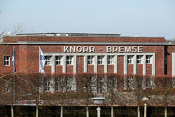 Berlin  Deutschland - Blick auf das Fabrikgebaeude der Knorr-Bremse AG in Berlin-Lichtenberg.