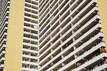Berlin  Deutschland - Hochhausfassade mit Balkonen am Helene-Weigel-Platz in Berlin-Marzahn.