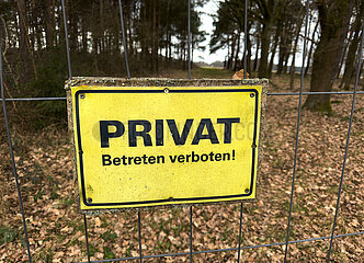Deutschland  Heidenau - Schild PRIVAT Betreten verboten an einem privaten Waldgrundstueck auf dem Land