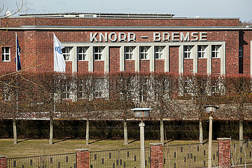 Berlin  Deutschland - Blick auf das Fabrikgebaeude der Knorr-Bremse AG in Berlin-Lichtenberg.