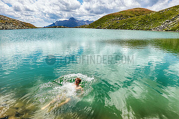 Cari  Schweiz  Jugendlicher schwimmt in den Alpen in einem Bergsee