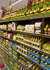 Deutschland  Tostedt - Schokoladen-Osterhasen  Goldhasen der Marke Lindt in einem Supermarkt