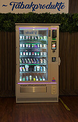 Deutschland  Bremen - Automat mit vapes  liquids und Tabakprodukten in einem oeffentlich zugaenglichen Gebaeude