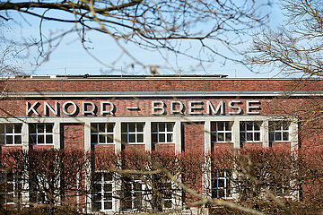 Berlin  Deutschland - Blick auf das Fabrikgebaeude der Knorr-Bremse AG in Berlin-Lichtenberg.