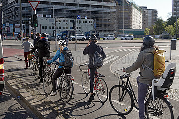 Berlin  Deutschland  Radfahrer warten an einer roten Fahrradampel
