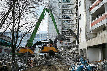 Berlin  Deutschland - Bagger bei Abrissarbeiten eines Plattenbaus an der Mollstrasse in Berlin-Mitte.