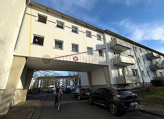 Deutschland  Bremen - Hochhaussiedlung ca. 60er Jahre  Haus ist wie eine Bruecke ueber die Strasse gebaut