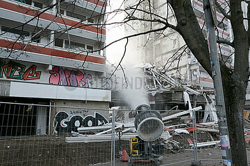 Berlin  Deutschland - Ein Ventilator versprueht Wasertropfen zum erfassen der Staubpartikel bei Abrissarbeiten an einem Plattenbau an der Mollstrasse in Berlin-Mitte.